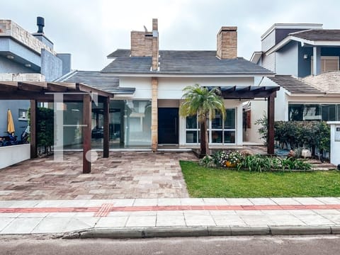Casa Condomínio com 150m², 3 dormitórios, 3 suítes, 2 vagas, Condado de Capão em Capão da Canoa