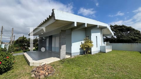 Casa com 180m², 3 dormitórios, 1 suíte, 2 vagas, no bairro Remanso em Xangri-Lá