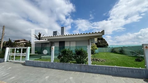 Casa com 180m², 3 dormitórios, 1 suíte, 2 vagas, no bairro Remanso em Xangri-Lá
