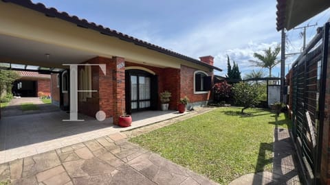 Casa com 161m², 3 dormitórios, 1 suíte, 2 vagas, no bairro Rainha do Mar em Xangri-Lá