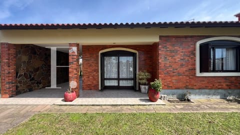 Casa com 161m², 3 dormitórios, 1 suíte, 2 vagas, no bairro Rainha do Mar em Xangri-Lá