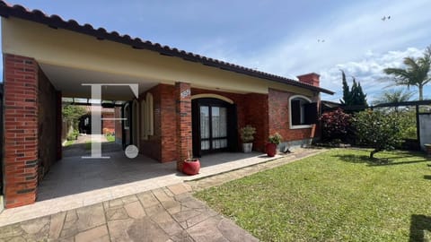 Casa com 161m², 3 dormitórios, 1 suíte, 2 vagas, no bairro Rainha do Mar em Xangri-Lá