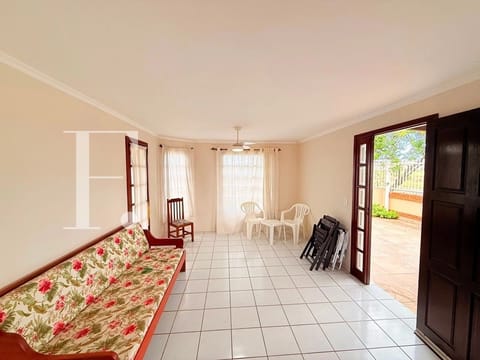 Casa com 90m², 2 dormitórios, 1 suíte, 2 vagas, no bairro Centro em Xangri-Lá