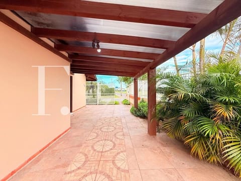 Casa com 90m², 2 dormitórios, 1 suíte, 2 vagas, no bairro Centro em Xangri-Lá