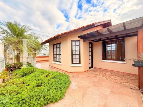 Casa com 90m², 2 dormitórios, 1 suíte, 2 vagas, no bairro Centro em Xangri-Lá