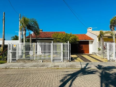 Casa com 189m², 3 dormitórios, 1 suíte, 2 vagas, no bairro Centro em Xangri-Lá