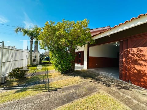 Casa com 189m², 3 dormitórios, 1 suíte, 2 vagas, no bairro Centro em Xangri-Lá