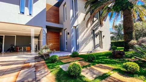 Sobrado com 413m², 5 dormitórios, 5 suítes, 2 vagas, Ventura Club em Xangri-Lá