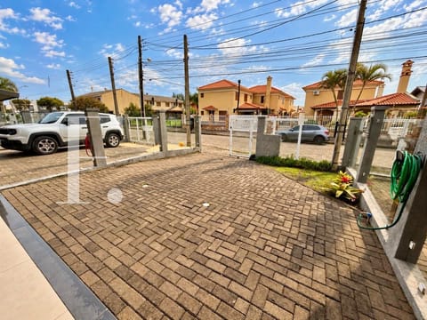 Sobrado com 120m², 3 dormitórios, 3 suítes, 2 vagas, no bairro Centro em Xangri-Lá