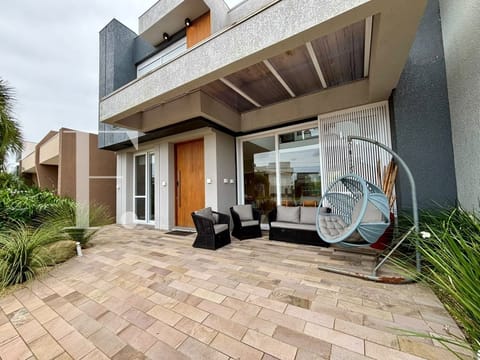 Sobrado com 269m², 6 dormitórios, 6 suítes, Las Palmas em Xangri-Lá