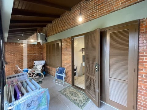 Casa com 86m², 2 dormitórios, 1 vaga, no bairro Arpoador em Xangri-Lá