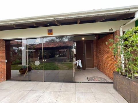Casa com 86m², 2 dormitórios, 1 vaga, no bairro Arpoador em Xangri-Lá