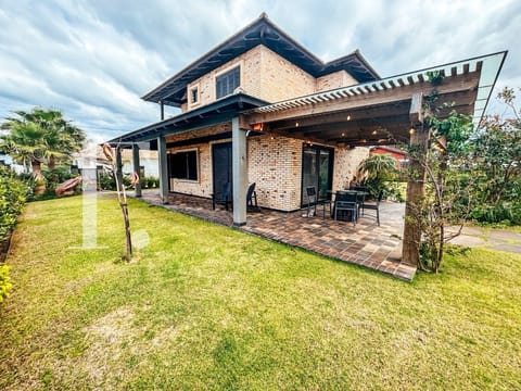 Casa com 206m², 4 dormitórios, 1 suíte, 2 vagas, no bairro Remanso em Xangri-Lá