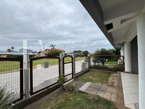 Sobrado com 131m², 3 dormitórios, 1 suíte, 1 vaga, no bairro Centro em Xangri-Lá