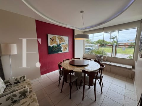 Sobrado com 131m², 3 dormitórios, 1 suíte, 1 vaga, no bairro Centro em Xangri-Lá
