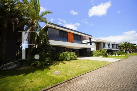 Sobrado com 610m², 5 dormitórios, 5 suítes, 2 vagas, Sense em Xangri-Lá