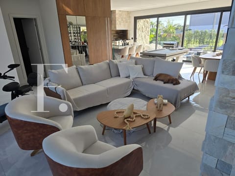 Sobrado com 241m², 4 dormitórios, 4 suítes, 2 vagas, Sunset em Xangri-Lá