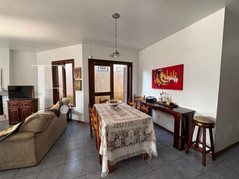 Casa com 150m², 4 dormitórios, 1 suíte, 2 vagas, no bairro Centro em Xangri-Lá
