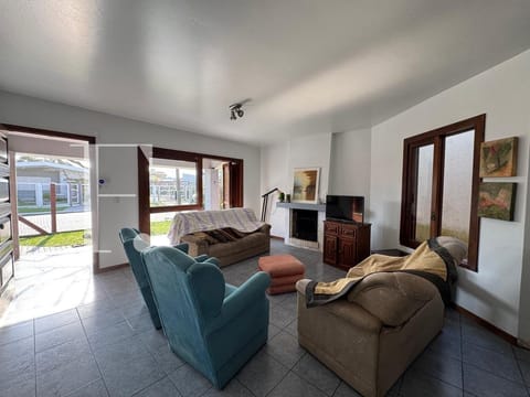 Casa com 150m², 4 dormitórios, 1 suíte, 2 vagas, no bairro Centro em Xangri-Lá