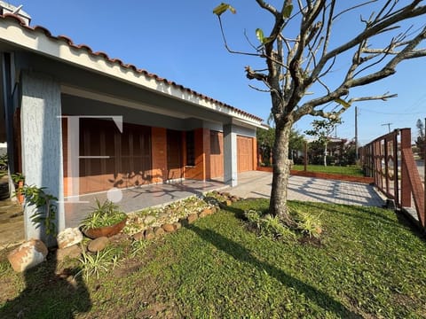 Casa com 150m², 4 dormitórios, 1 suíte, 2 vagas, no bairro Centro em Xangri-Lá