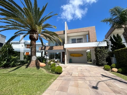 Sobrado com 327m², 5 dormitórios, 5 suítes, 2 vagas, Enseada Lagos em Xangri-Lá