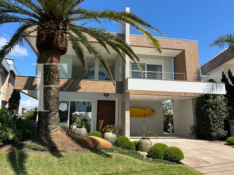 Sobrado com 327m², 5 dormitórios, 5 suítes, 2 vagas, Enseada Lagos em Xangri-Lá