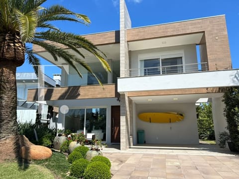 Sobrado com 327m², 5 dormitórios, 5 suítes, 2 vagas, Enseada Lagos em Xangri-Lá