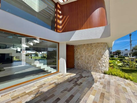 Sobrado com 340m², 5 dormitórios, 5 suítes, 2 vagas, Capão Ilhas Resort em Capão da Canoa