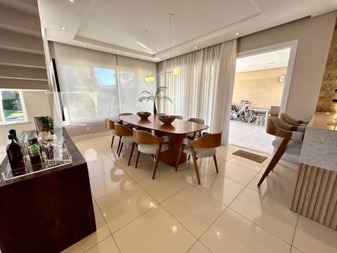 Casa Condomínio com 251m², 4 dormitórios, 4 suítes, 2 vagas, Condado de Capão em Capão da Canoa