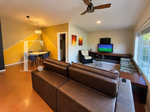 Casa com 200m², 4 dormitórios, 2 suítes, 1 vaga, no bairro Centro em Xangri-Lá