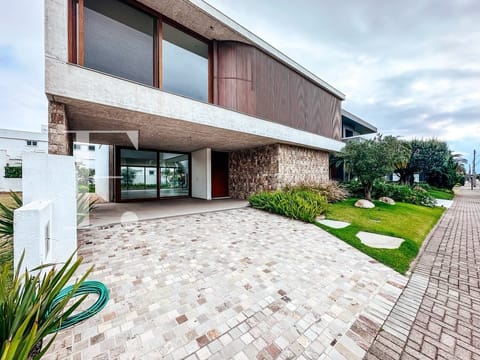 Sobrado com 421m², 5 dormitórios, 5 suítes, 2 vagas, Velas da Marina em Capão da Canoa