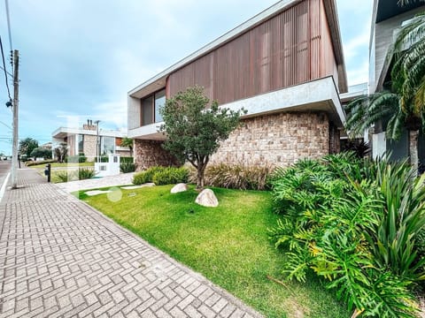 Sobrado com 421m², 5 dormitórios, 5 suítes, 2 vagas, Velas da Marina em Capão da Canoa