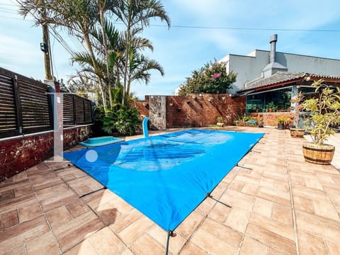 Casa com 132m², 3 dormitórios, 1 suíte, no bairro Centro em Xangri-Lá