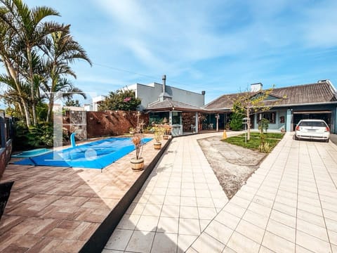 Casa com 132m², 3 dormitórios, 1 suíte, no bairro Centro em Xangri-Lá
