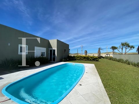 Casa com 350m², 4 dormitórios, 4 suítes, 2 vagas, no bairro Centro em Xangri-Lá