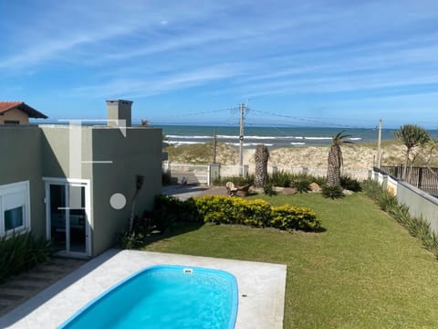 Casa com 350m², 4 dormitórios, 4 suítes, 2 vagas, no bairro Centro em Xangri-Lá