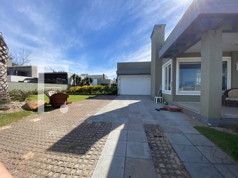 Casa com 350m², 4 dormitórios, 4 suítes, 2 vagas, no bairro Centro em Xangri-Lá