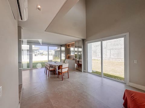 Sobrado com 190m², 4 dormitórios, 4 suítes, 2 vagas, Sunset em Xangri-Lá