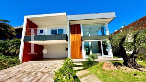 Sobrado com 358m², 5 dormitórios, 5 suítes, 3 vagas, Velas da Marina em Capão da Canoa