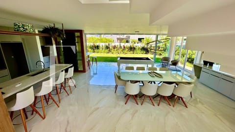 Sobrado com 358m², 5 dormitórios, 5 suítes, 3 vagas, Velas da Marina em Capão da Canoa