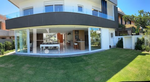 Sobrado com 358m², 5 dormitórios, 5 suítes, 3 vagas, Velas da Marina em Capão da Canoa