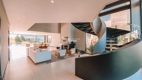 Sobrado com 395m², 5 dormitórios, 5 suítes, 2 vagas, Enseada Lagos em Xangri-Lá