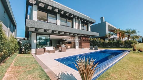 Sobrado com 395m², 5 dormitórios, 5 suítes, 2 vagas, Enseada Lagos em Xangri-Lá