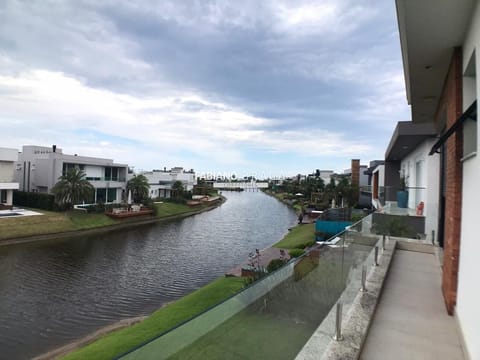 Sobrado com 354m², 5 dormitórios, 5 suítes, 2 vagas, Malibu em Xangri-Lá