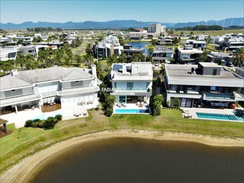 Sobrado com 420m², 6 dormitórios, 6 suítes, 2 vagas, Enseada Lagos em Xangri-Lá