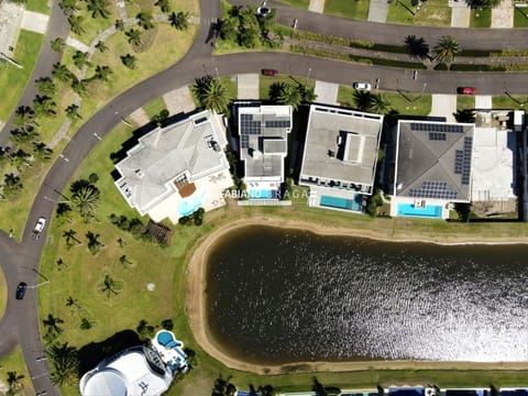 Sobrado com 420m², 6 dormitórios, 6 suítes, 2 vagas, Enseada Lagos em Xangri-Lá