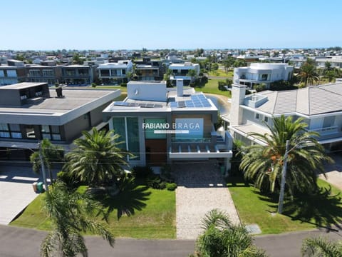 Sobrado com 420m², 6 dormitórios, 6 suítes, 2 vagas, Enseada Lagos em Xangri-Lá