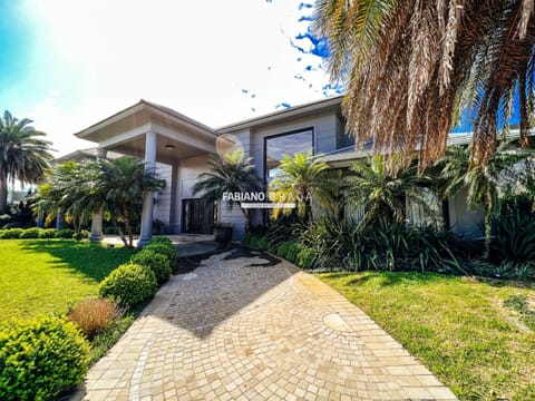 Sobrado com 650m², 5 dormitórios, 5 suítes, 3 vagas, Atlântida Ilhas Park em Xangri-Lá