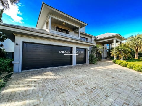 Sobrado com 650m², 5 dormitórios, 5 suítes, 3 vagas, Atlântida Ilhas Park em Xangri-Lá