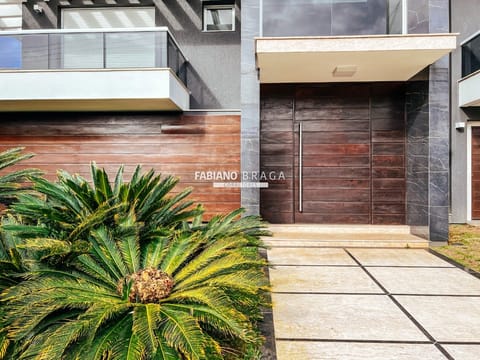 Sobrado com 800m², 5 dormitórios, 5 suítes, 2 vagas, Atlântida Ilhas Park em Xangri-Lá